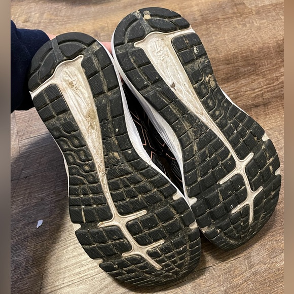 Women’s ASICS tennis shoes size 7.5 - Picture 4 of 4